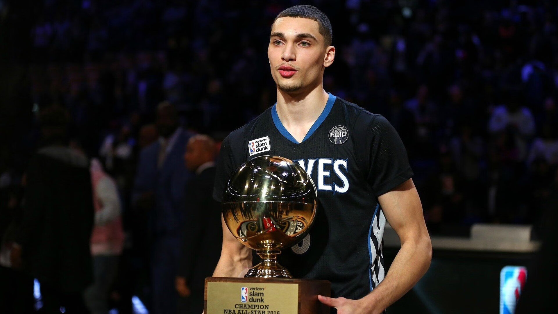 九游世界杯2026-末节之王小贾伦接管比赛,76人加时鏖战力克广东队